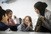 Kafeya Mohamed näyttää lapsille kirjaa