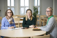 Anne Marin-Nuutinen, Tuula Gundersen ja Anna Hart pyöreän pöydän ääressä