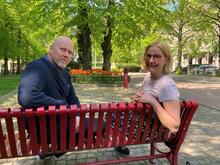 Projektipäälliköt Jarmo Lonkola ja Marjo Alatalo istuvat puiston penkillä.