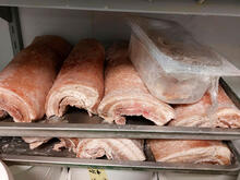 Lihaa myymälän varastohyllyssä ilman alkuperämerkintöjä. 
