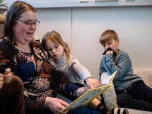 Läraren Lilly-Ann Anttile-Hagnäs läser för elever i Munsknäs förskola.