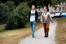 Toisen asteen opiskelijat Erkki ja Miina kävelemässä Helsingissä.