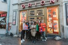 Ryhmä Refugee Film Festivalin edustajia on kokoontunut elokuvateatteri Orionin edustalle.