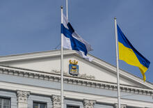 Suomen ja Ukrainan liput liehuvat Helsingin kaupungintalon edustalla. 