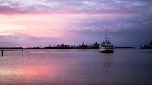 Suomenlinnan lautta merellä auringonlaskun aikaan.