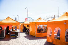 Oransseja telttoja Senaatintorilla.