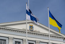 Ukrainan ja Suomen liput liehuvat kaupungintalon edessä.