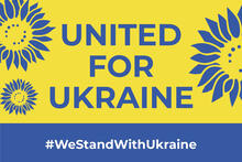 Sinisiä auringonkukkia keltaisella pohjalla. Keskellä teksti: United for Ukraine ja #WeStandWithUkraine.