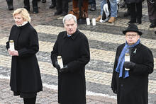Ensimmäisten joukossa kynttilänsä laskivat Ukrainan suurlähettiläs Olga Dibrova, tasavallan presidentti Sauli Niinistö ja pormestari Juhana Vartiainen. 