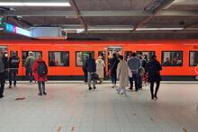 Matkustajat odottavat laiturille saapuvaa metroa.