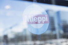 Mielenterveyspalvelu Miepin logotarra liimattuna palvelupisteen ikkunaan.