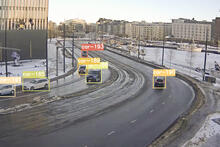 Esimerkkikuva kerättävästä liikennedatasta Jätkäsaarenlaiturilta. Kuvassa autoja kadulla.