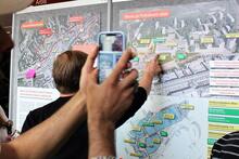 Kaupunkilaisia tutkimassa Stoan ja Puhoksen alueen karttoja vuorovaikutustapahtumassa.