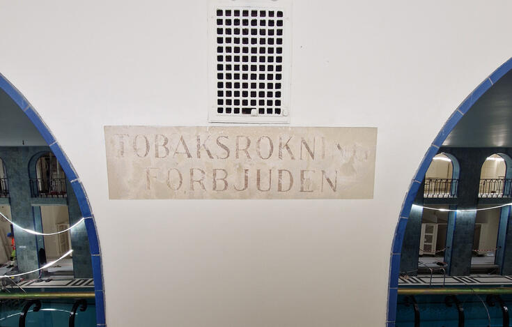 Under väggytorna hittade arbetskarlarna till sin överraskning texten ”Rökning förbjuden” och ”Tupakointi kielletty”.