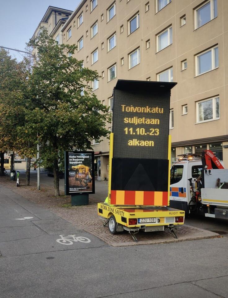 Toivonkadun sulkemisesta kertova Led-näyttö.