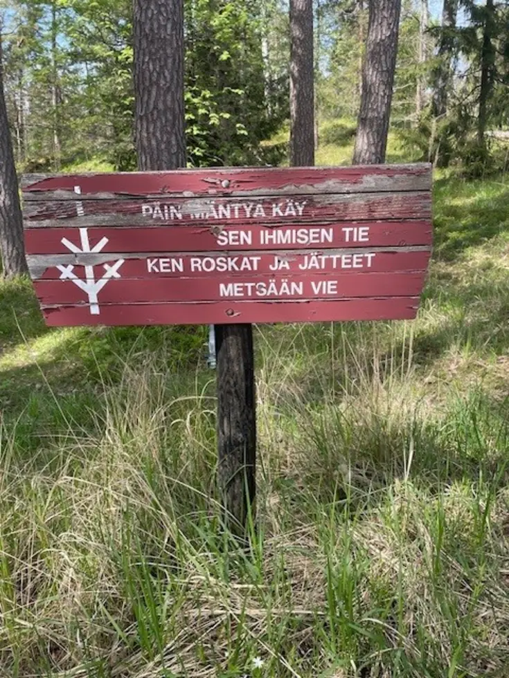 Opaskyltti metsässä.