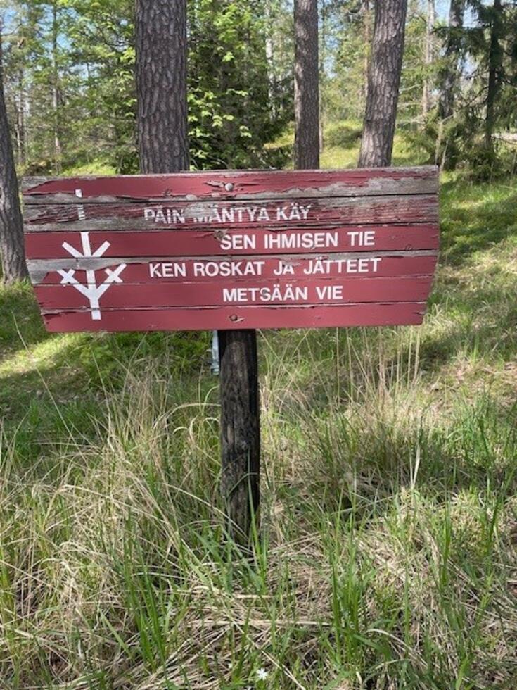 Opaskyltti metsässä.