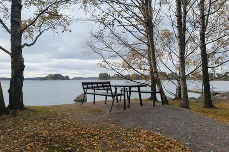 Istuinryhmä Stansvikin kartanoalueella.