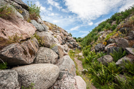 Vuosaarenhuipun kivipolku.