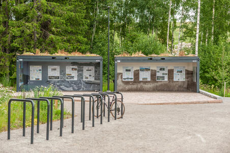 Vuosaarenhuipun pyörätelineet ja infotaulut.