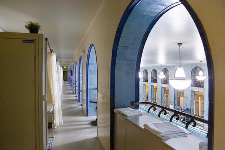 Käytävä ja kaariholveja.