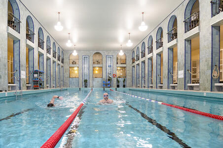 Uima-altaassa kaksi uimaria.