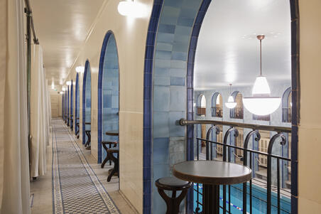 Yrjönkadun uimahallin 2. kerroksen pöytäryhmä.