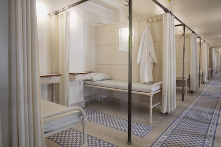  Yrjönkadun uimahallin lepohytti, jossa vuode.