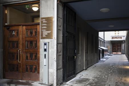  Yrjönkadun uimahallin kaksi sisäänkäyntiä.