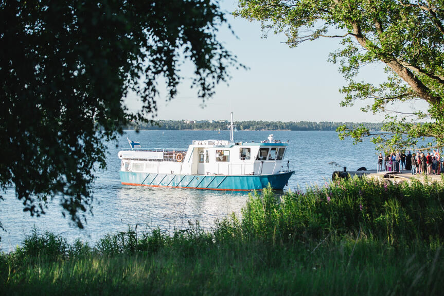 Vesibussi lähestyy laituria Vallisaaressa.