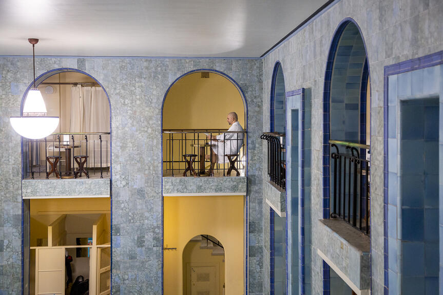 Kaariholvillinen vanha sisätila.