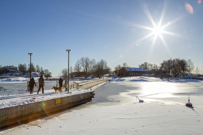 Ulkoilijoita Uunisaaren sillalla.