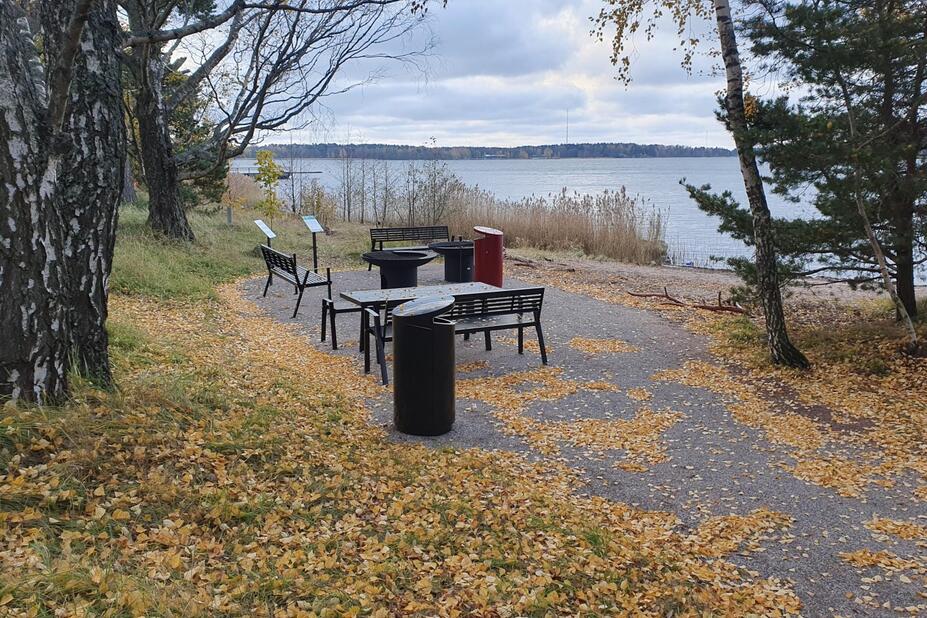 Grillauspaikka meren äärellä Stansvikissa.