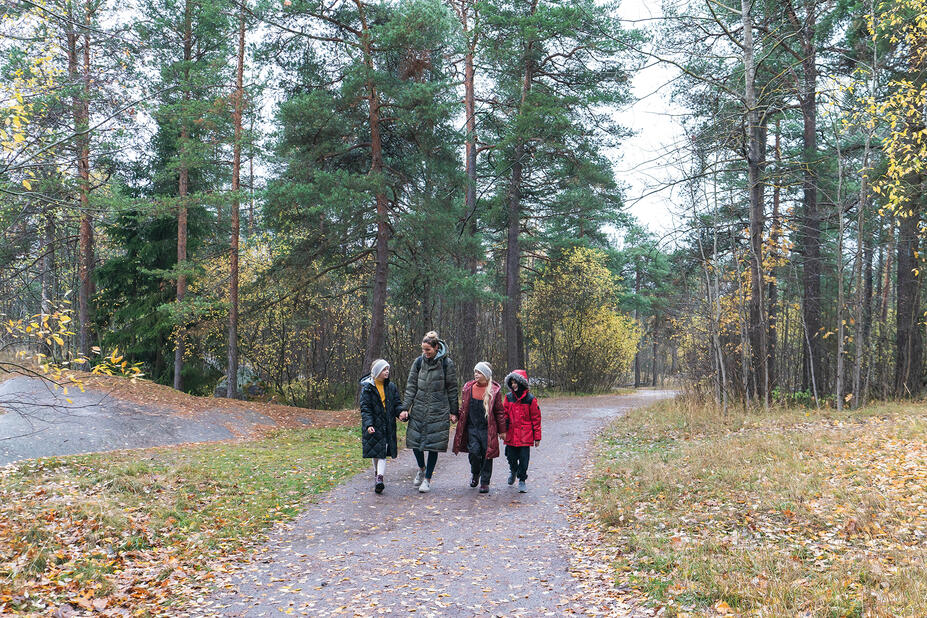 Aikuinen ja lapsia Keskuspuiston polulla.