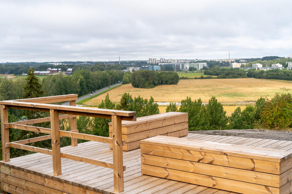 Från Hallonbergets landskapsplattform öppnar sig vidsträckta vyer. 