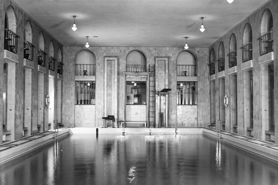 Mustavalkoinen valokuva 20-luvun uima-allastilasta