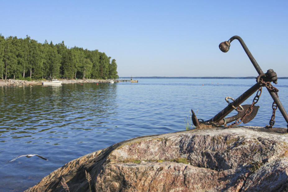 Vanha ankkuri rantakalliolla Kaunissaaressa.