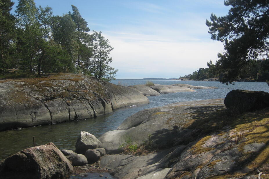 Meriuoma kallioiden välissä.