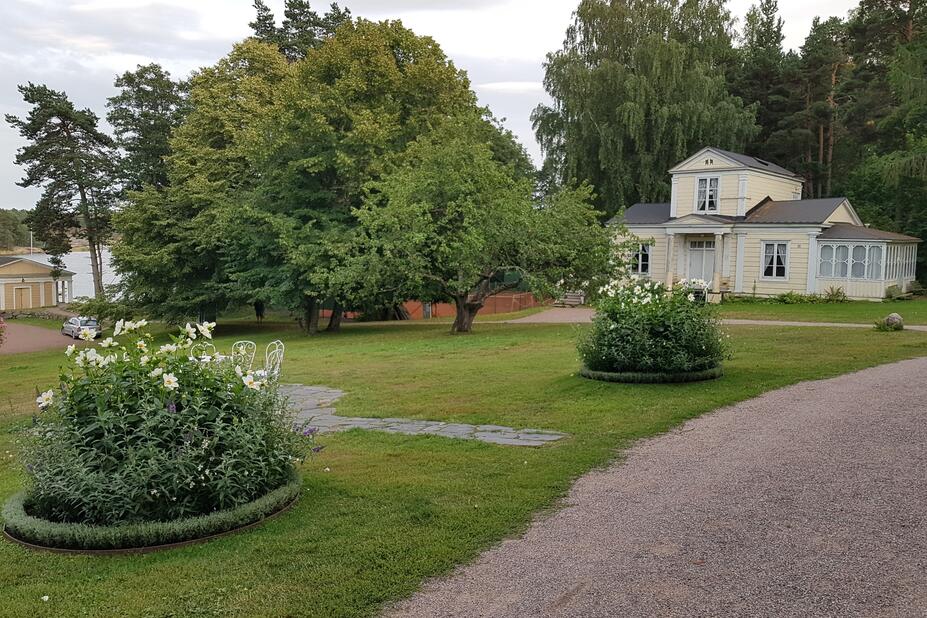 Stansvikin kartanon pihapiiri kesällä.