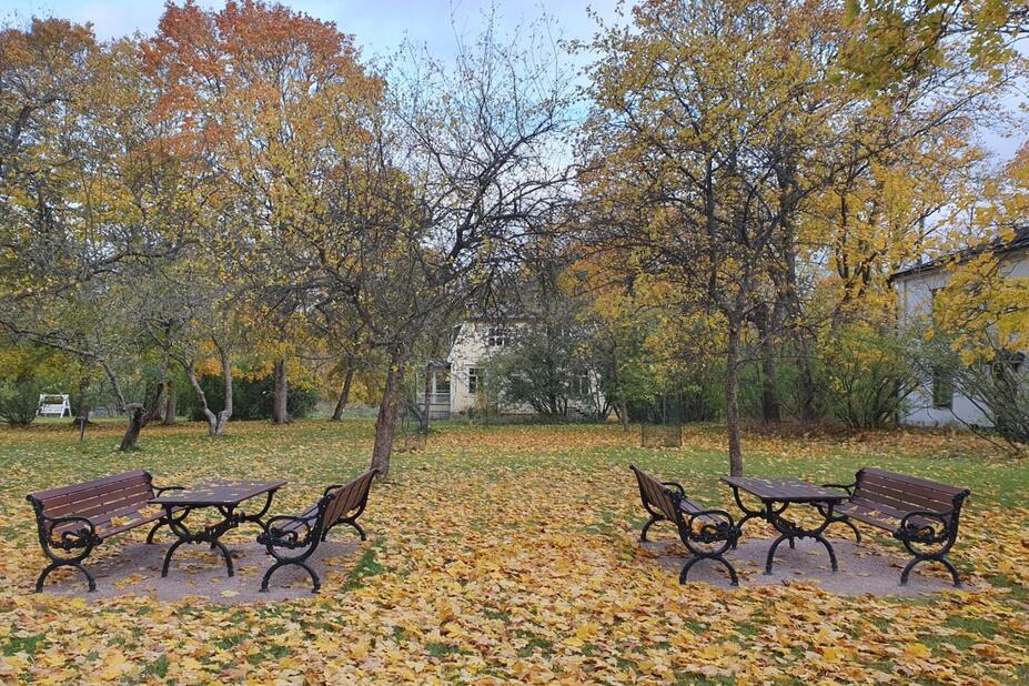 Piknikpaikka Stansvikin kartanon pihapiirissä.