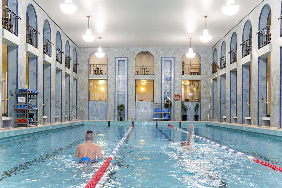 Kolmen radan uima-allas ja kaksi henkilö altaalla.