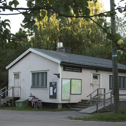 Rakennus metsän reunalla.