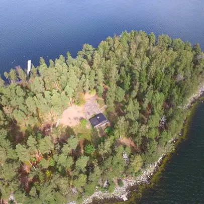 Malkasaari kuvattuna ilmasta. Saaren keskellä näkyy rakennus.