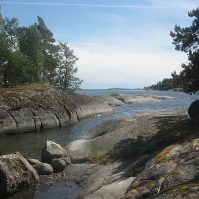 Meriuoma kallioiden välissä.