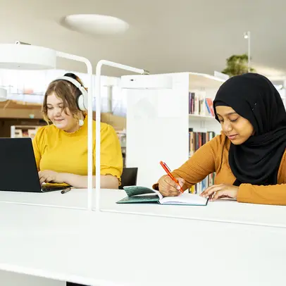 Two girls studying in Oodi.