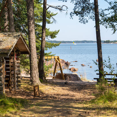 Puinen hirsivaja ja näkymä merelle.