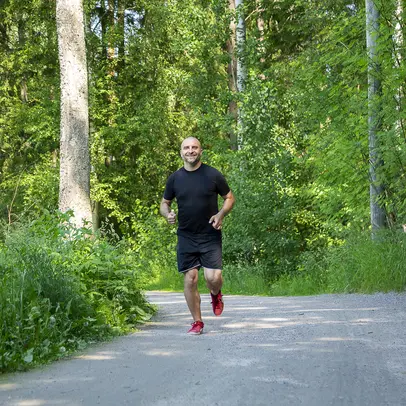Henkilö Pirkkolan kuntoradalla.