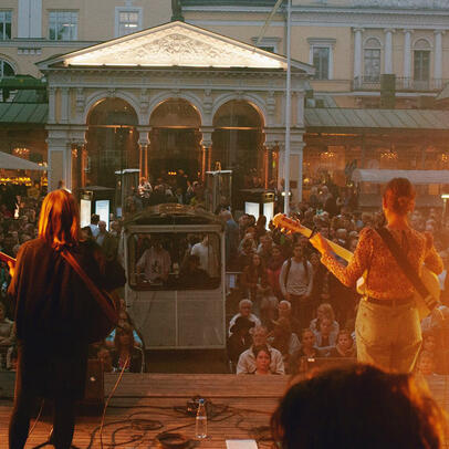 Musiikiyhtye soittaa Espan lavalla ja yleisöä on paljon esiintymislavan edessä.