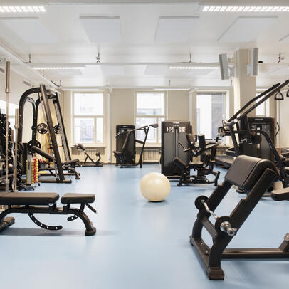  Yrjönkadun uimahallin kuntosali, joka on valoisa tila. Kuntosalilaitteita on useita erilaisia.