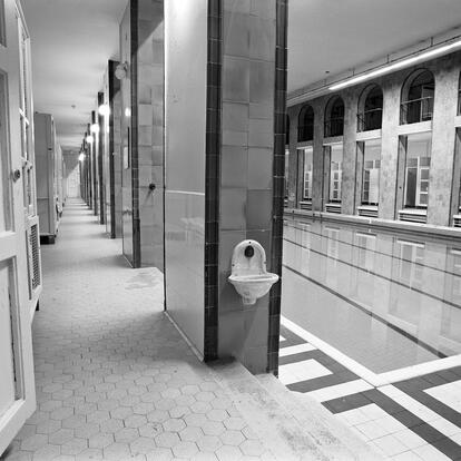 Uima-allastila mustavalkokuvassa.